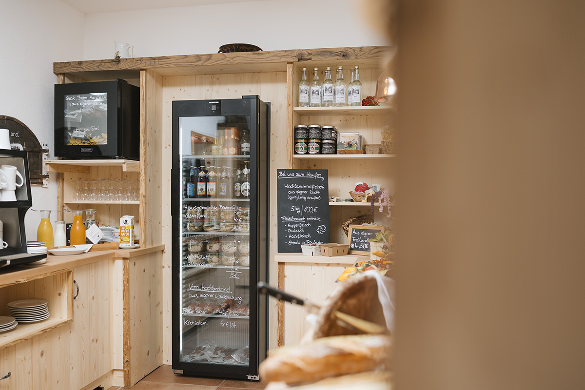 Hofladen mit großem Kühlschrank und regionalen Produkten