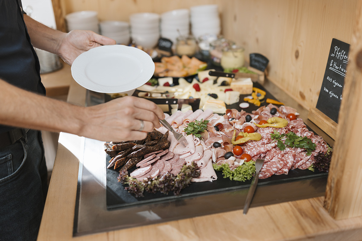 Vielfältige Wurstplatte mit Salami, Leberkäse und Schinken